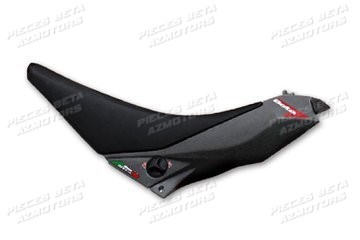 JEU SELLE/RESERVOIR EVO 2T/4T MY 09-15 007450478000 - JEU SELLE/RESERVOIR EVO 2T/4T MY 09-15
ComposÃ© par 4 litres de rÃ©servoir en plus, en plus des 3 litres de base, pour faire plus de kilomÃ¨tres en toute tranquillitÃ©, une selle en polyurÃ©thane pour explorer confortablement les longs parcours, et un montage simple (15 minutes environ) pour Ã©quiper le tout. origine BETA -DISPO